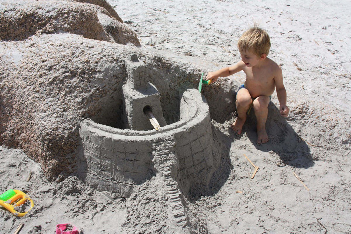 Les enfants à bord du voilier Luckystar en Corse