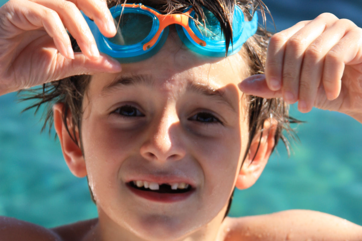 Les enfants à bord du voilier Luckystar en Corse
