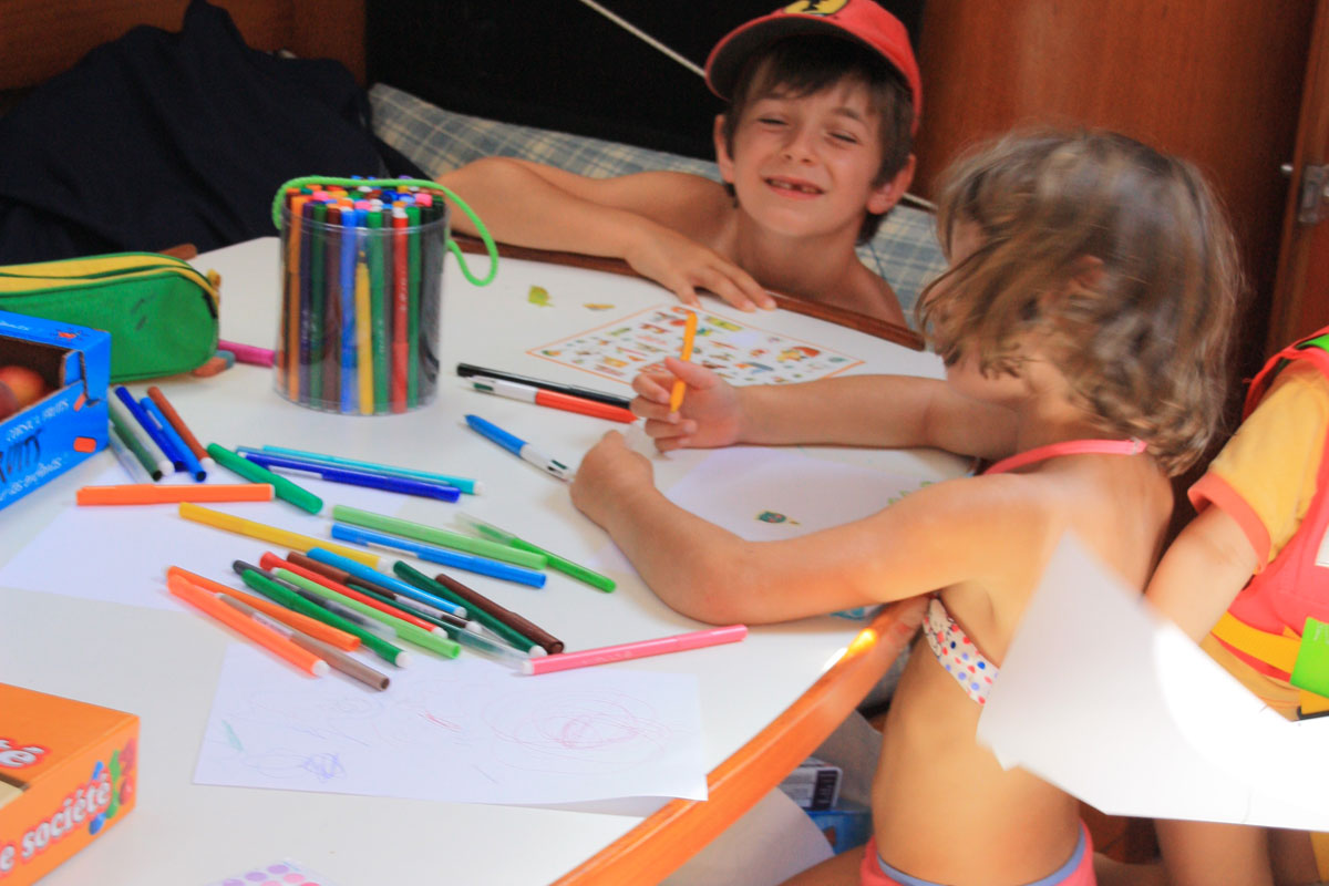 Les enfants à bord du voilier Luckystar en Corse