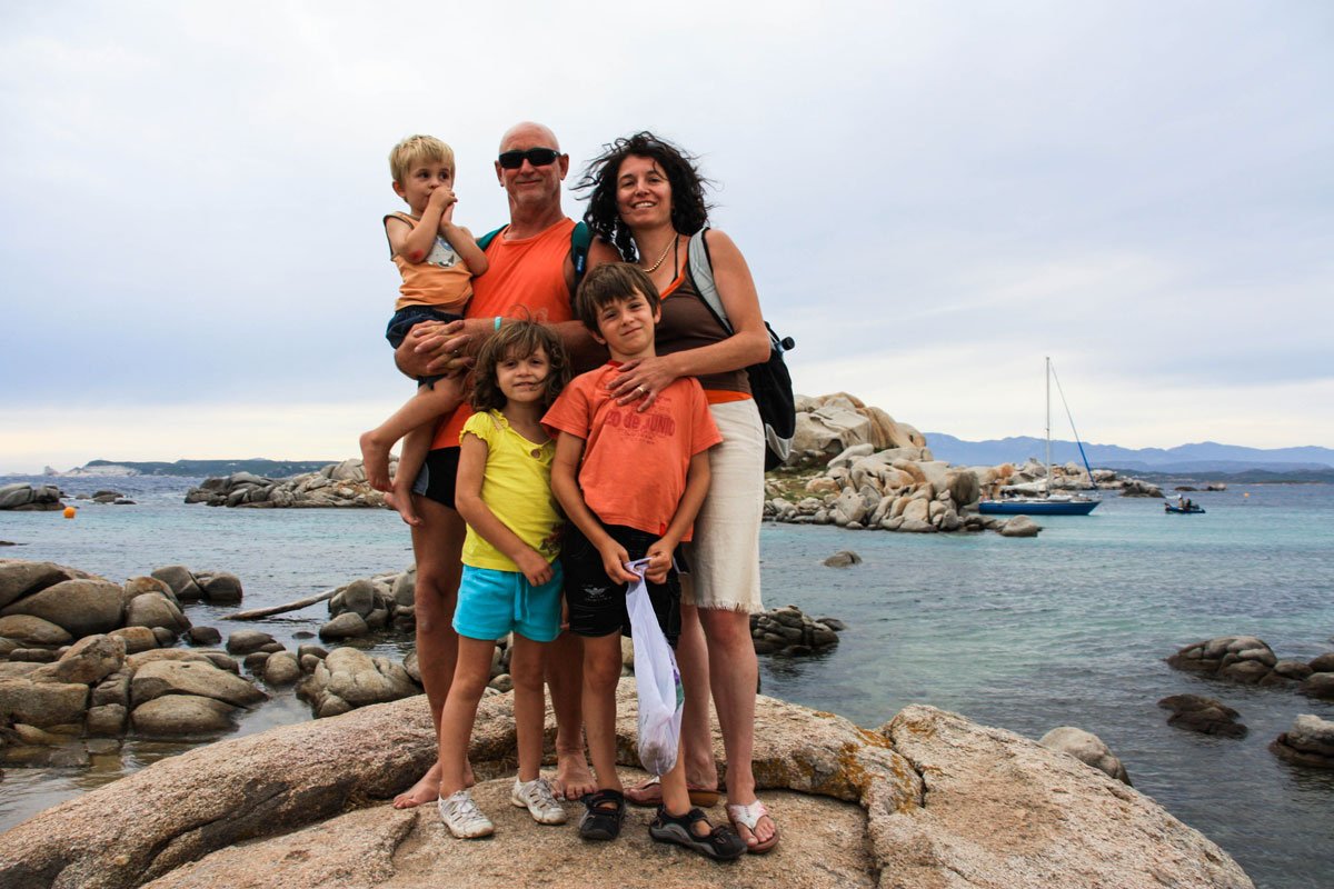Les enfants à bord du voilier Luckystar en Corse