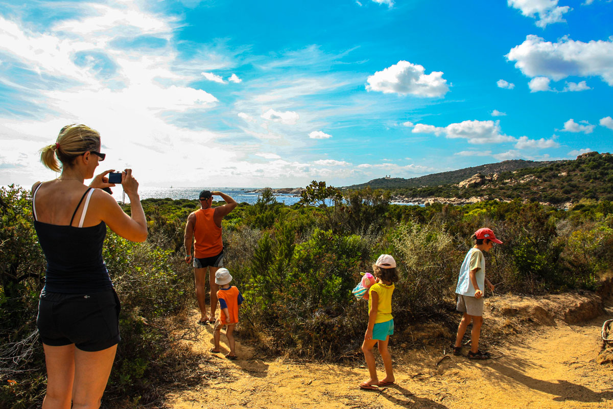 Les enfants à bord du voilier Luckystar en Corse