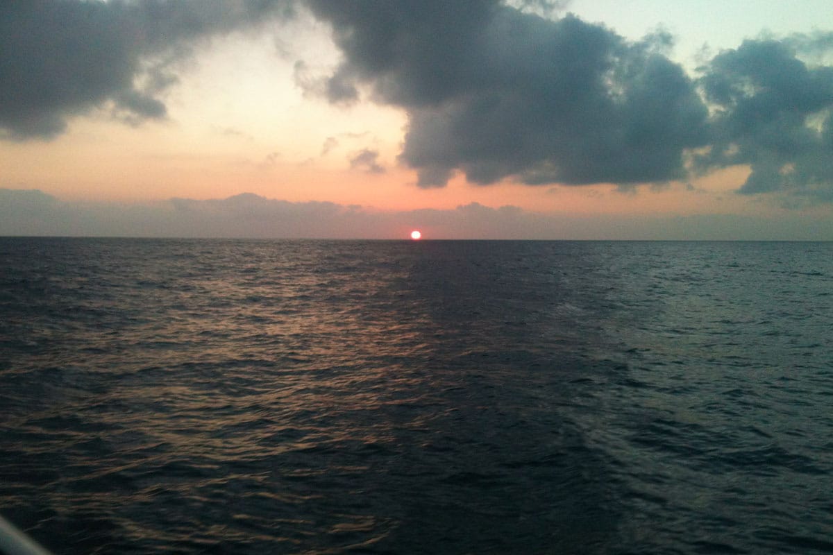 Coucher de soleil en Corse à bord d'un voilier de location