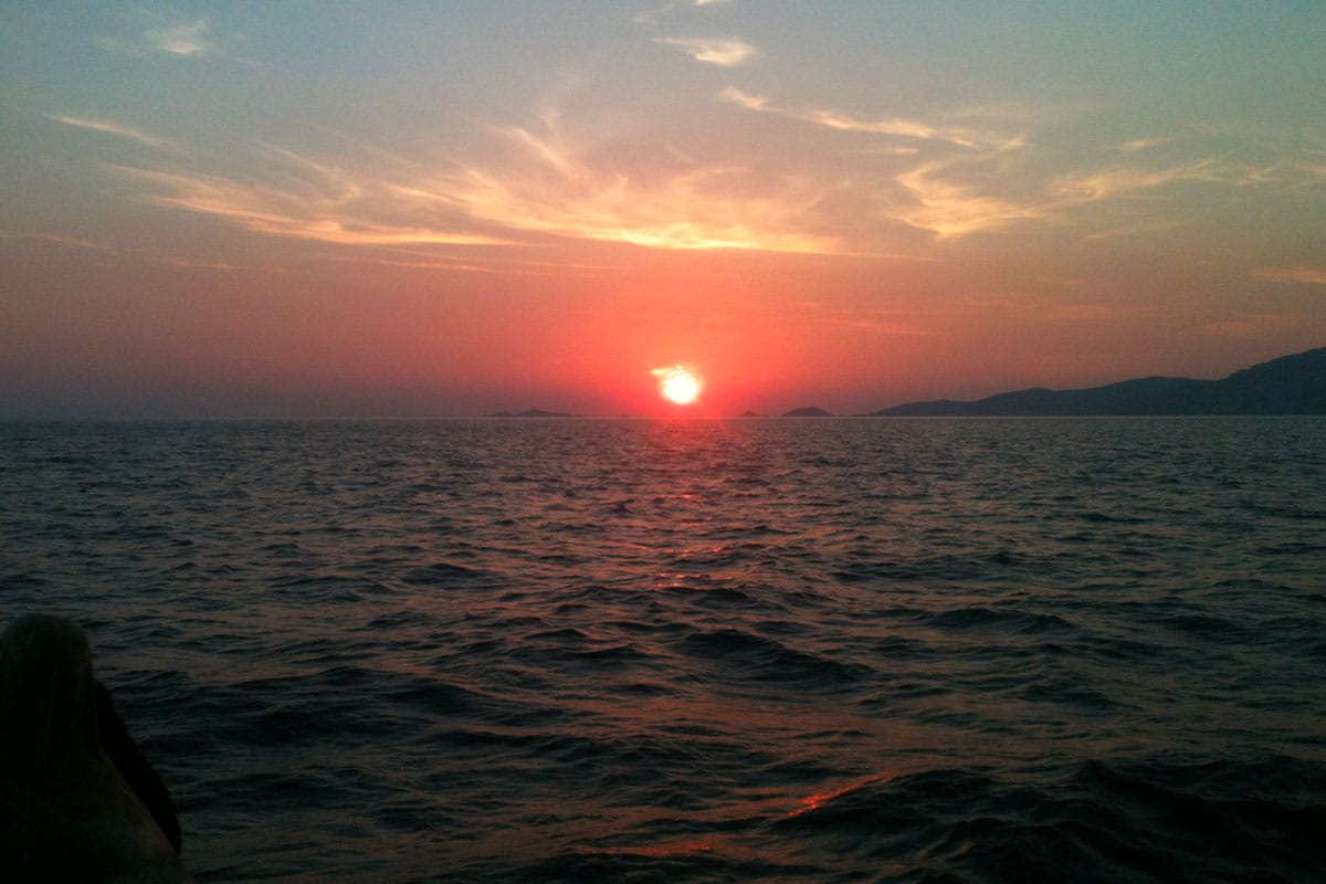 Coucher de soleil en Corse à bord d'un voilier de location