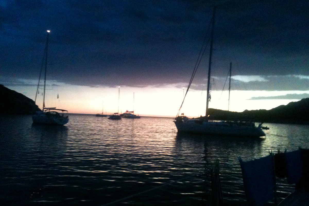 Coucher de soleil en Corse à bord d'un voilier de location