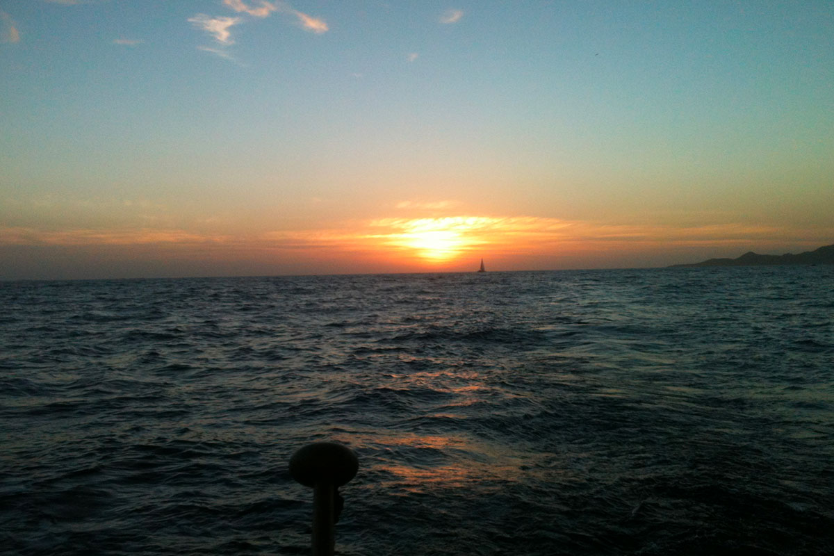 Couchers de soleil en Corse à bord de nos voiliers