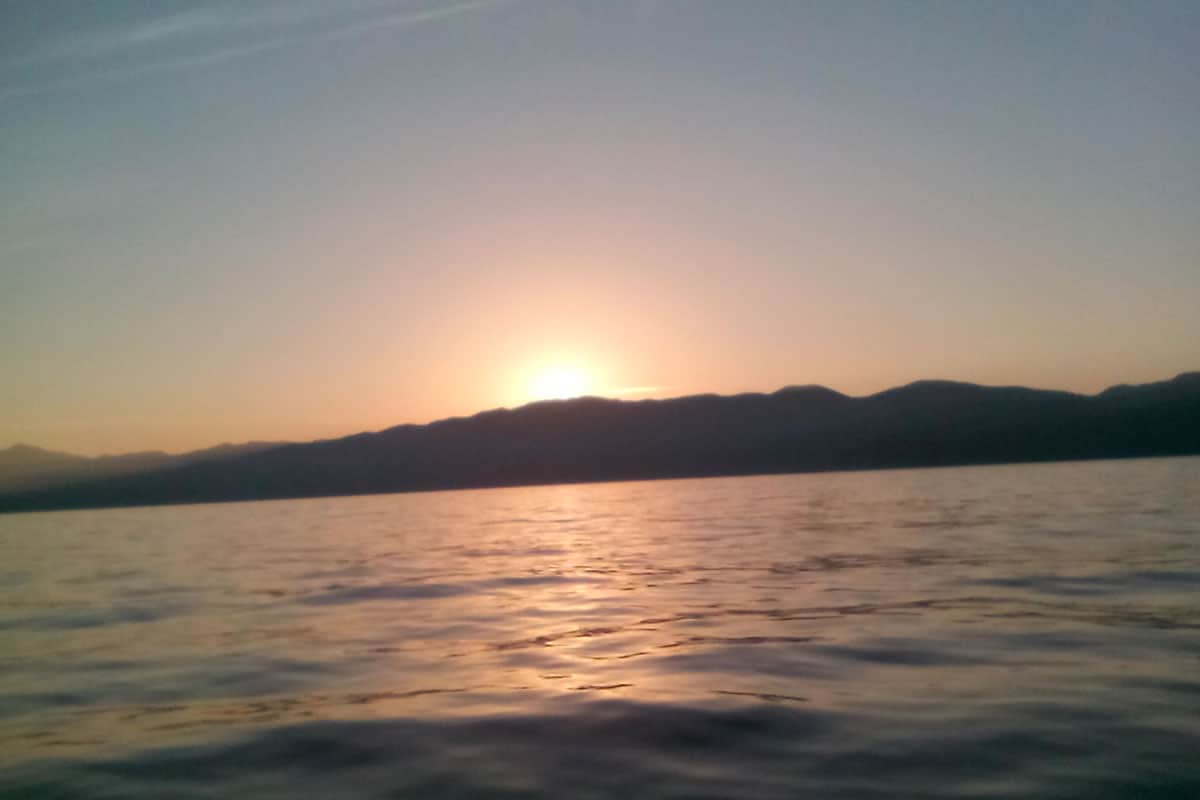 Coucher de soleil en Corse à bord d'un voilier de location