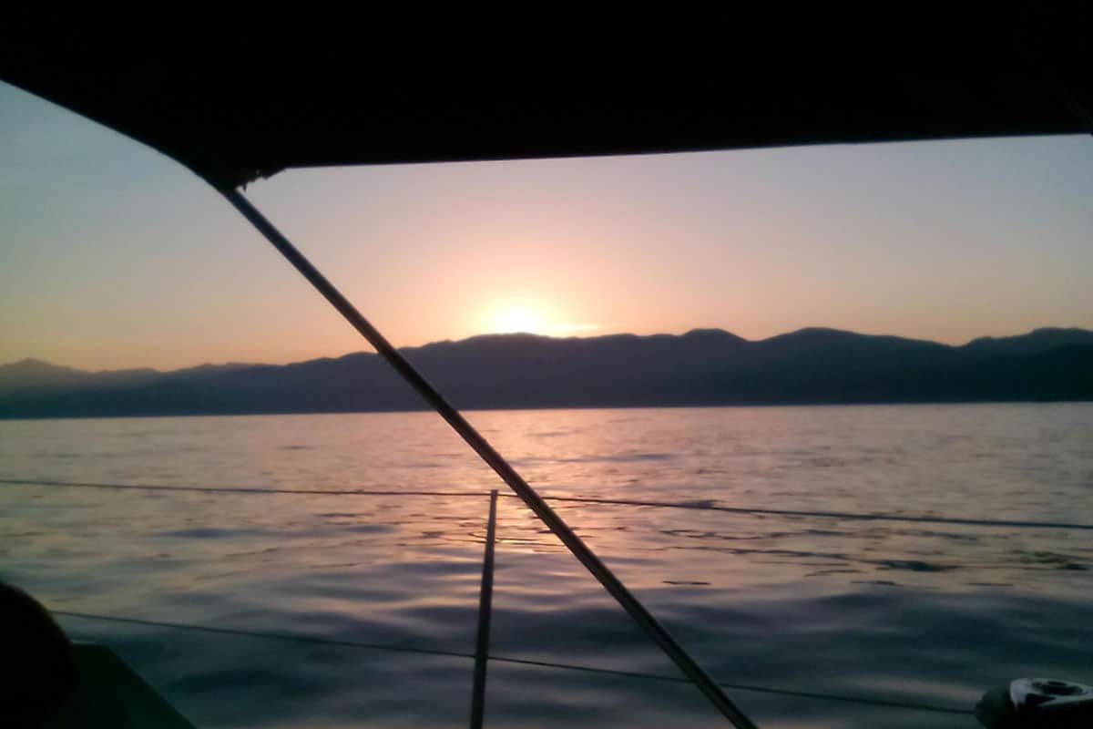 Coucher de soleil en Corse à bord d'un voilier de location
