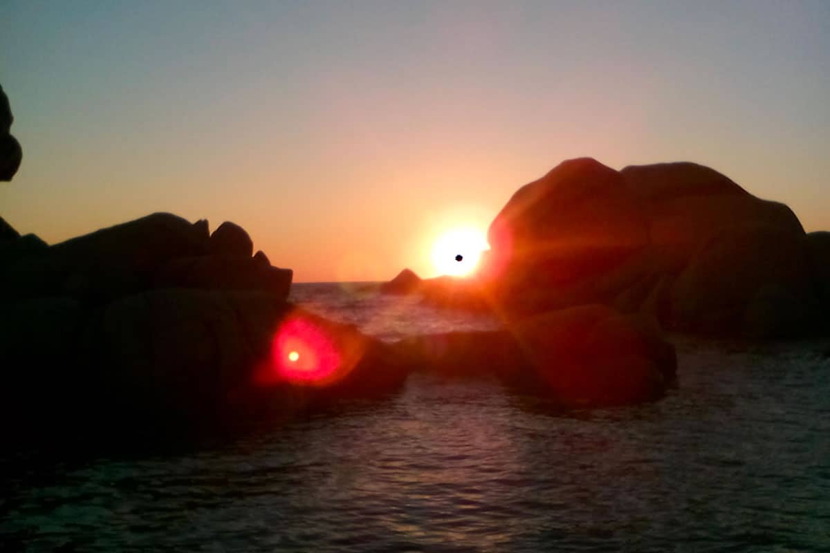 Coucher de soleil en Corse à bord d'un voilier de location