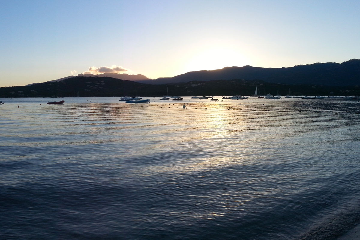 Coucher de soleil en Corse à bord d'un voilier de location
