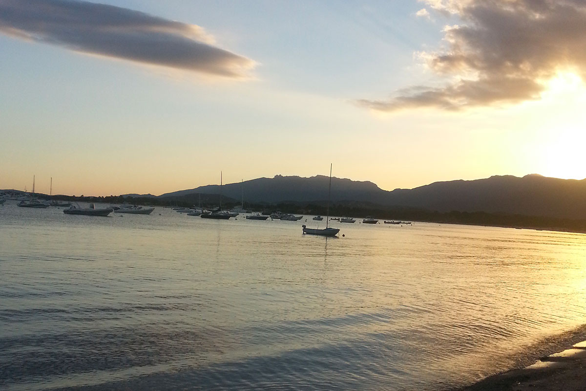 Coucher de soleil en Corse à bord d'un voilier de location
