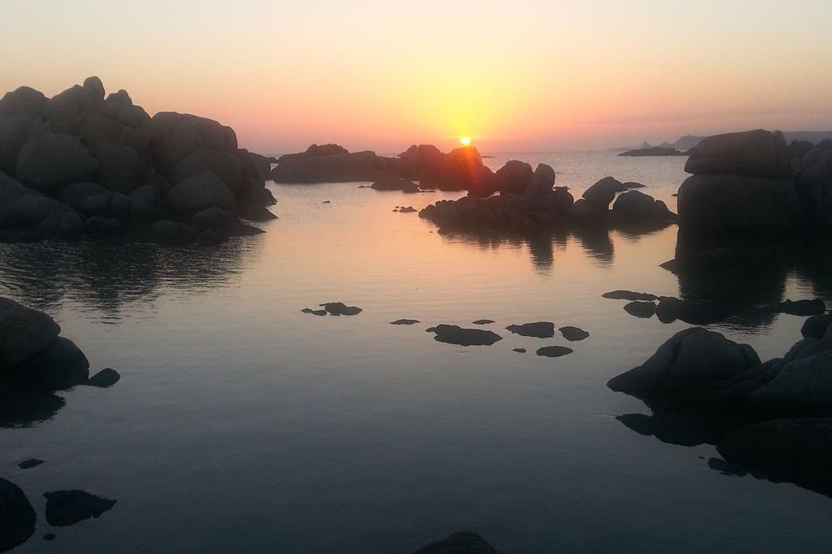 Coucher de soleil en Corse à bord d'un voilier de location