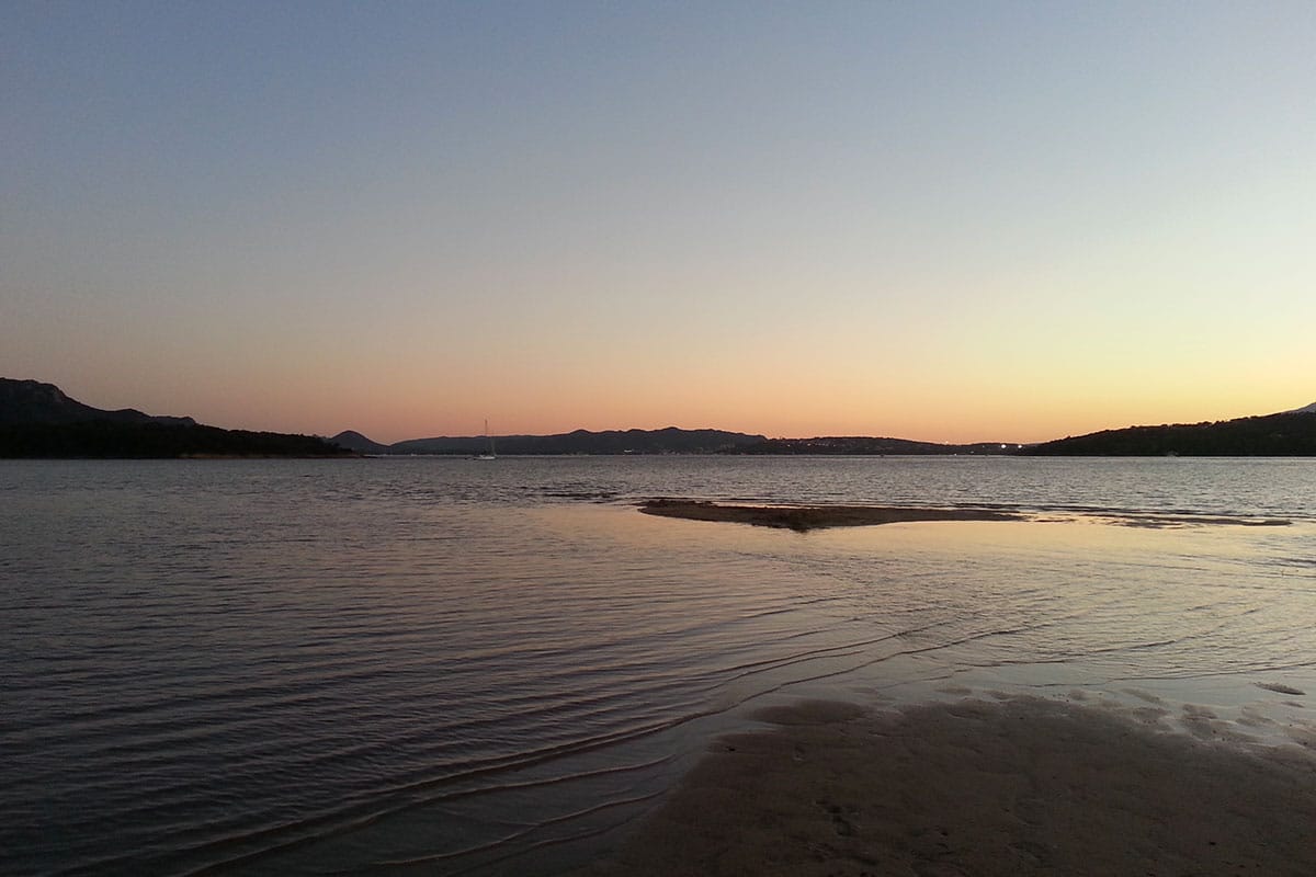 Coucher de soleil en Corse à bord d'un voilier de location