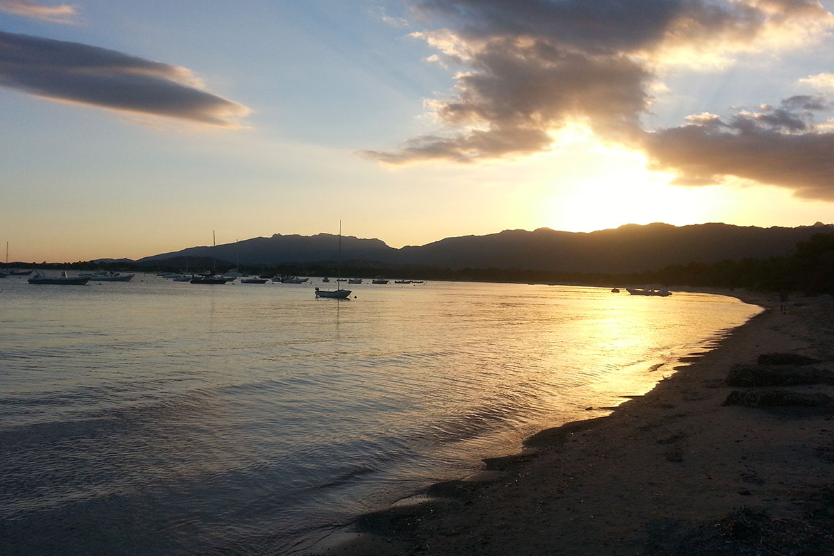 Coucher de soleil en Corse à bord d'un voilier de location