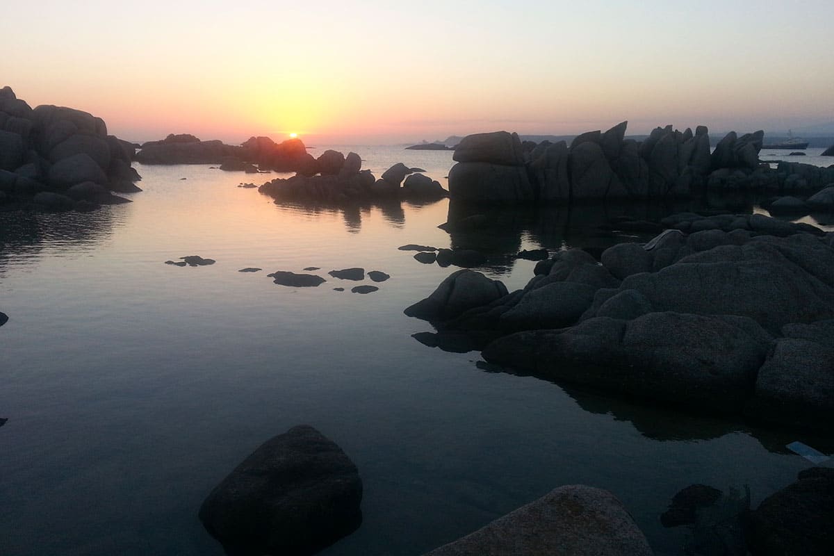 Coucher de soleil en Corse à bord d'un voilier de location