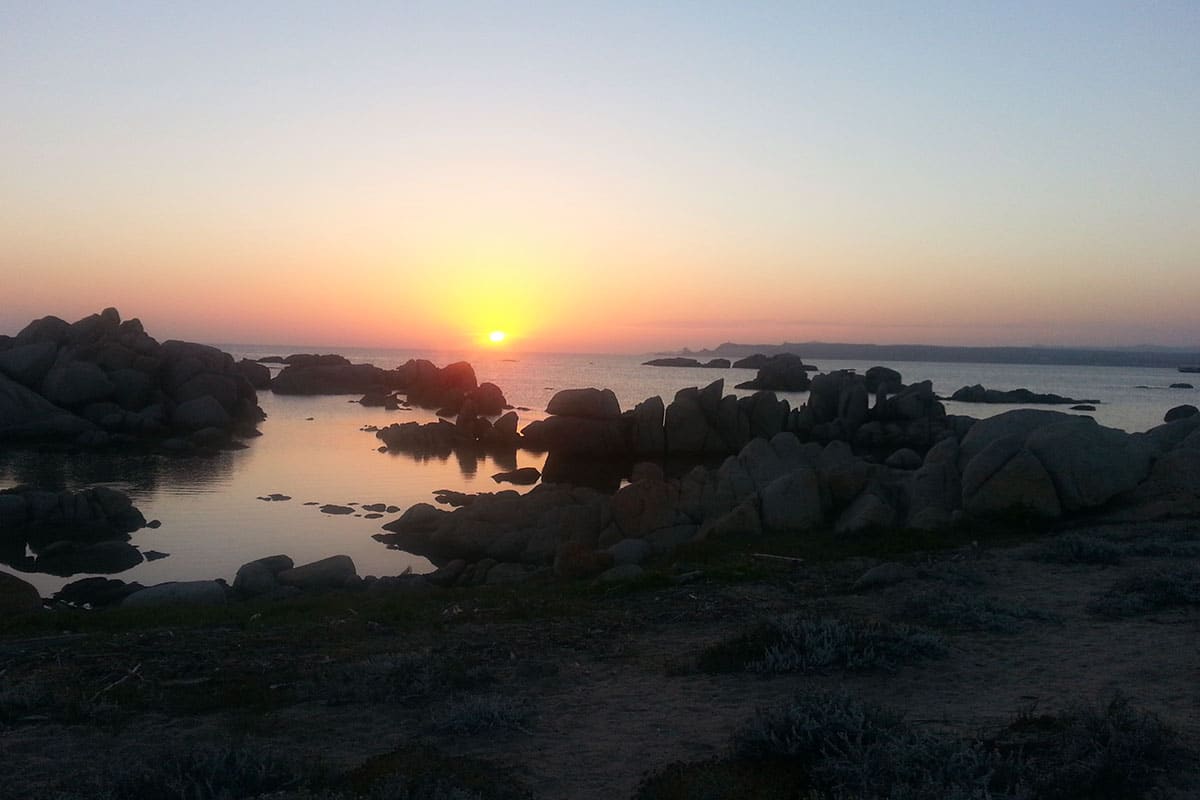 Coucher de soleil en Corse à bord d'un voilier de location