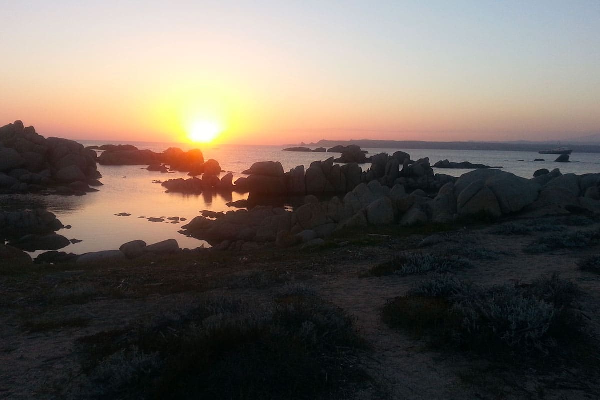 Coucher de soleil en Corse à bord d'un voilier de location
