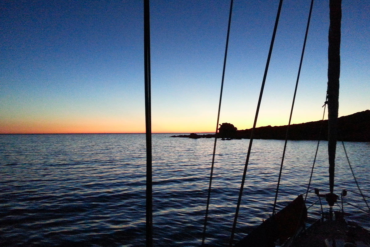 Coucher de soleil en Corse à bord d'un voilier de location