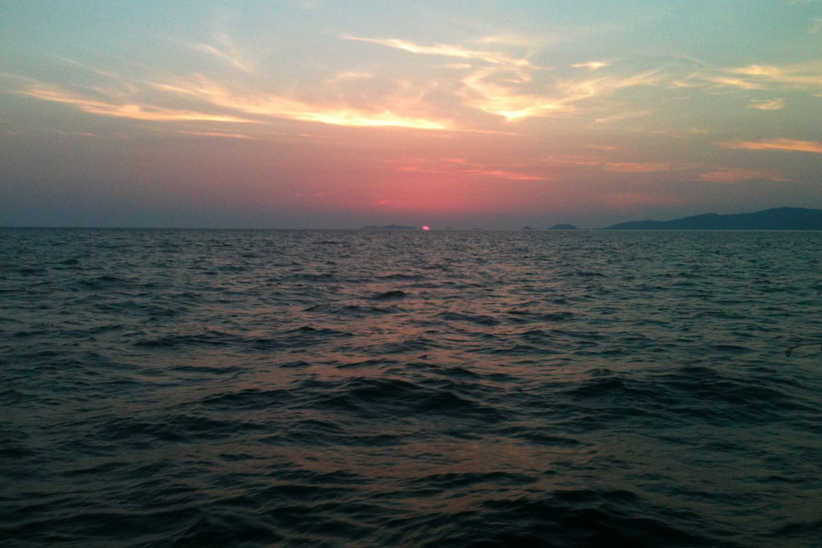 Coucher de soleil en Corse à bord d'un voilier de location